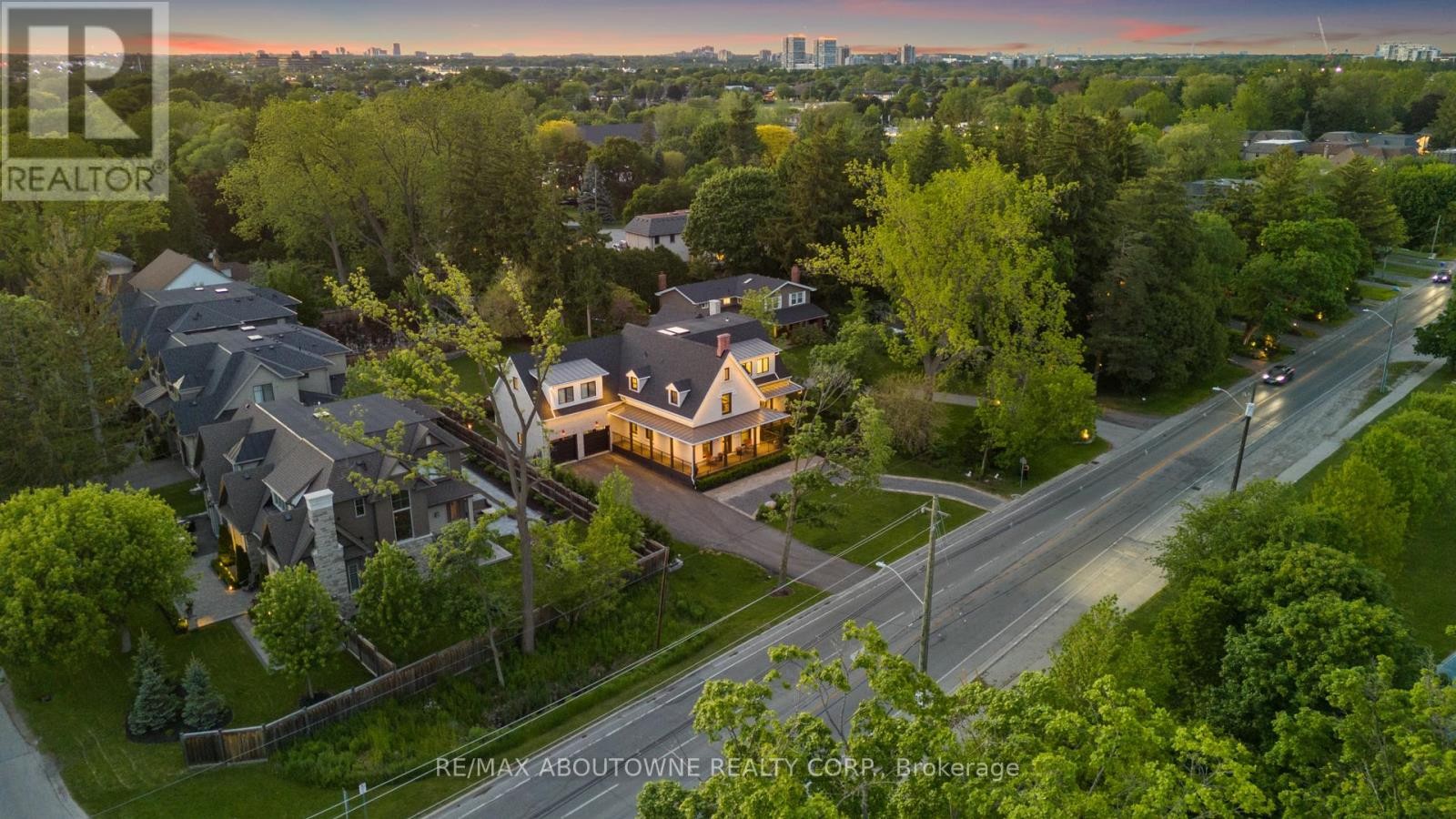 












489 LAKESHORE ROAD W

,
Oakville (SW Southwest),




Ontario
L6K1G4

