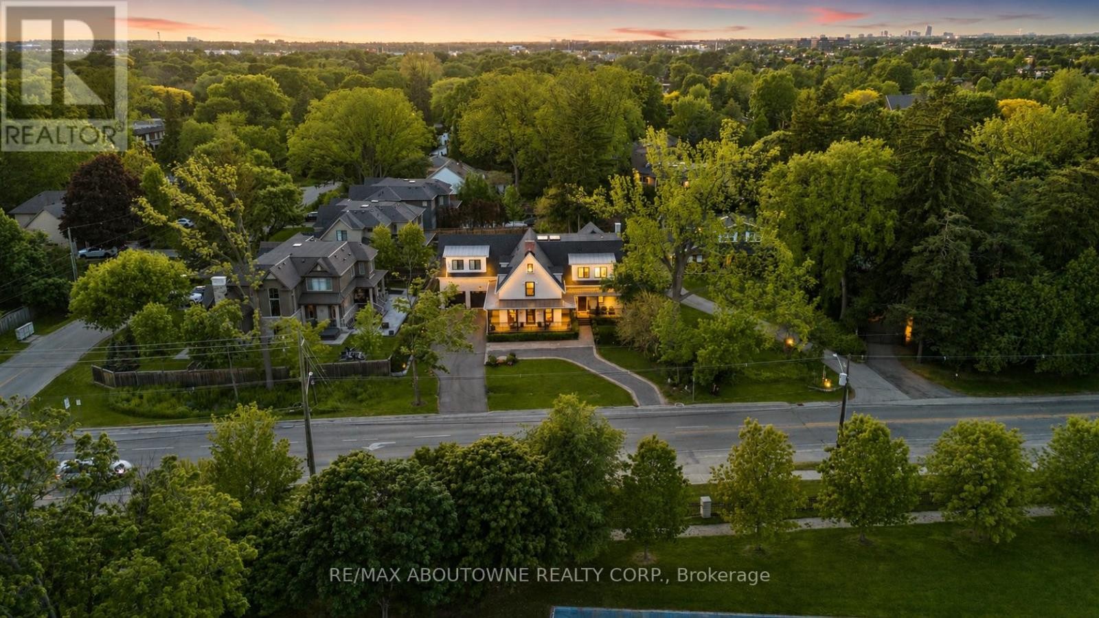 












489 LAKESHORE ROAD W

,
Oakville (SW Southwest),




Ontario
L6K1G4

