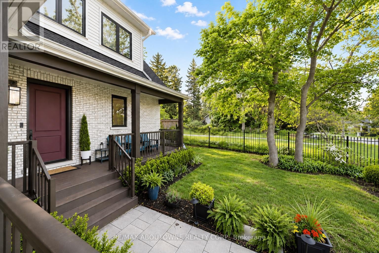 












489 LAKESHORE ROAD W

,
Oakville (SW Southwest),




Ontario
L6K1G4

