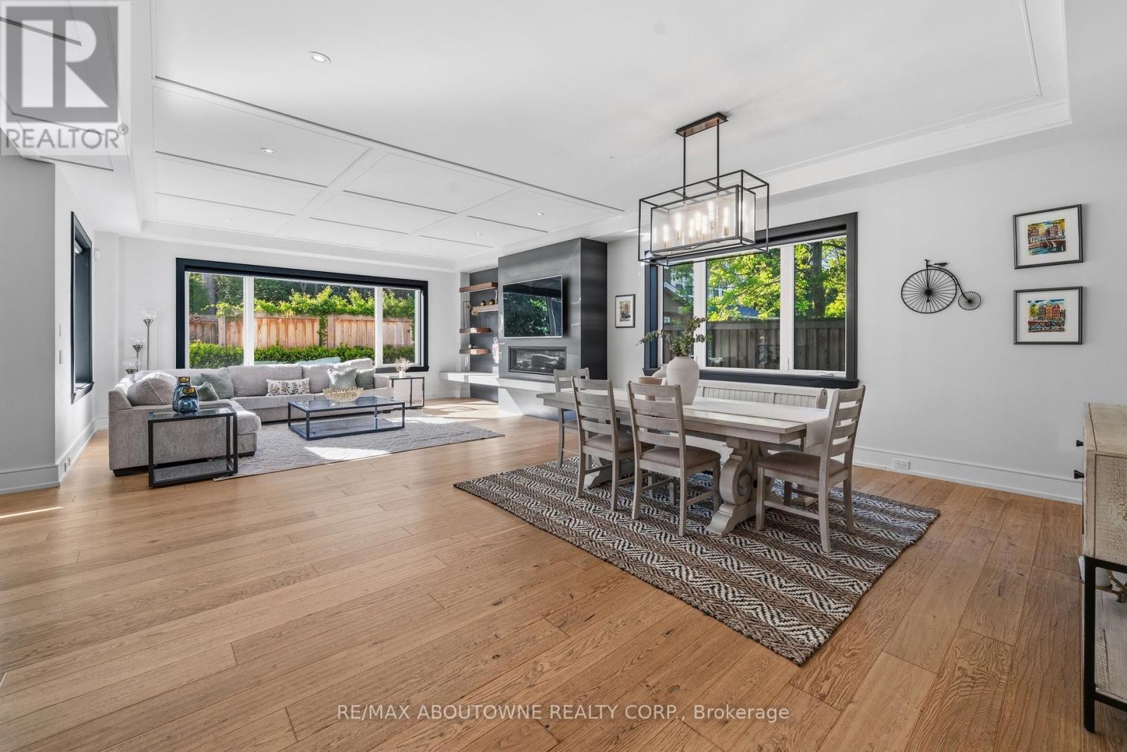 












489 LAKESHORE ROAD W

,
Oakville (SW Southwest),




Ontario
L6K1G4

