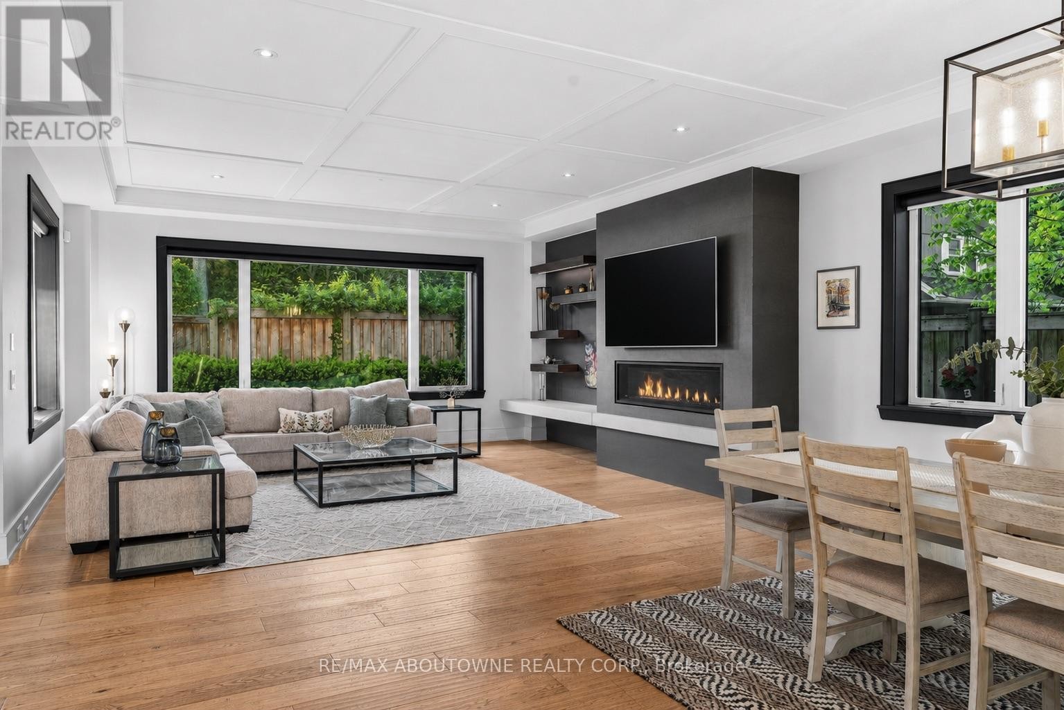 












489 LAKESHORE ROAD W

,
Oakville (SW Southwest),




Ontario
L6K1G4

