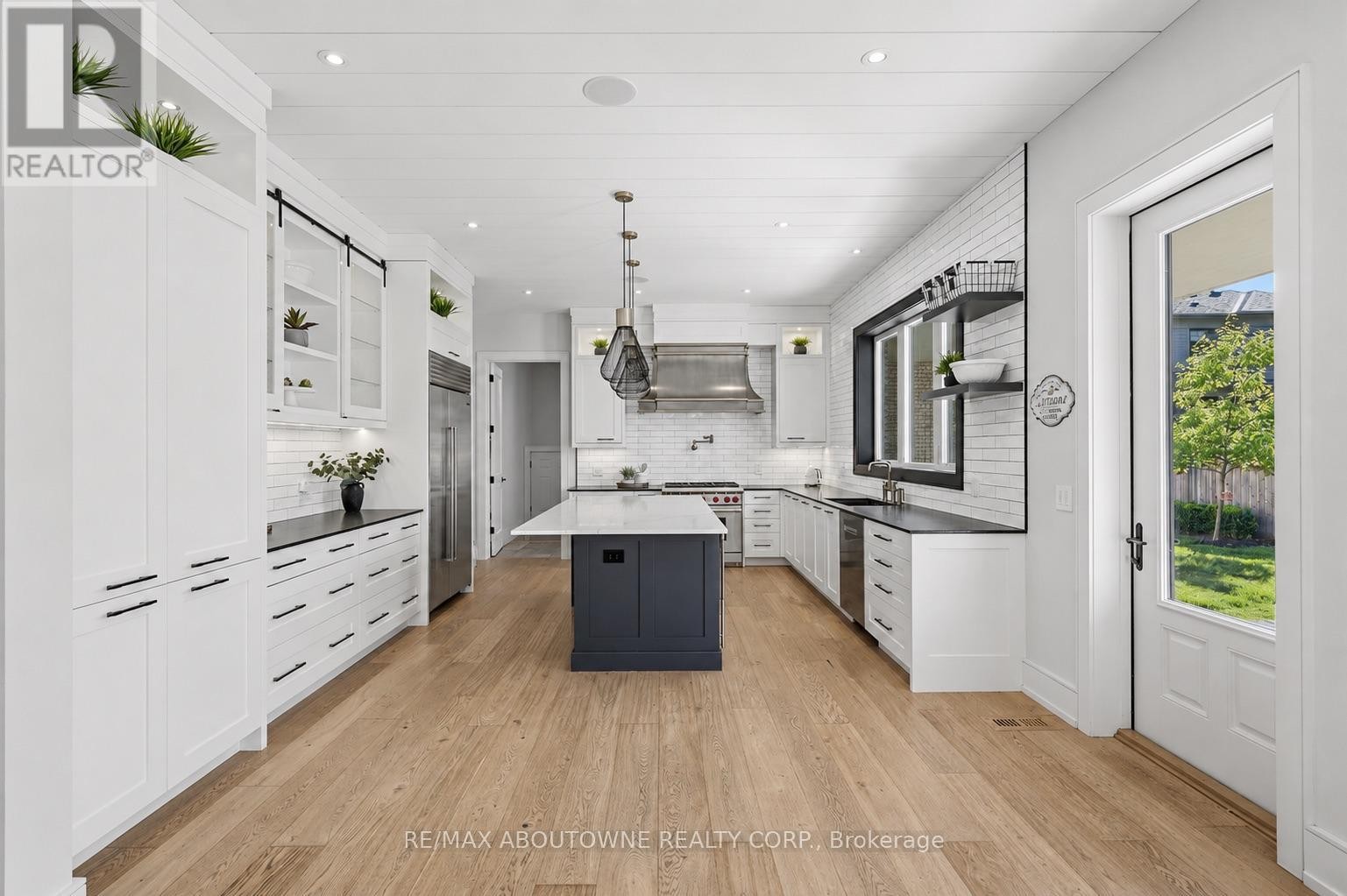 












489 LAKESHORE ROAD W

,
Oakville (SW Southwest),




Ontario
L6K1G4

