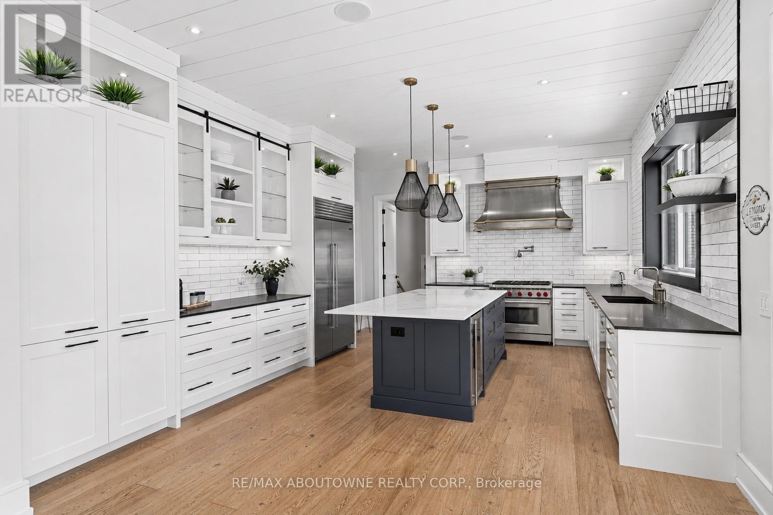 












489 LAKESHORE ROAD W

,
Oakville (SW Southwest),




Ontario
L6K1G4

