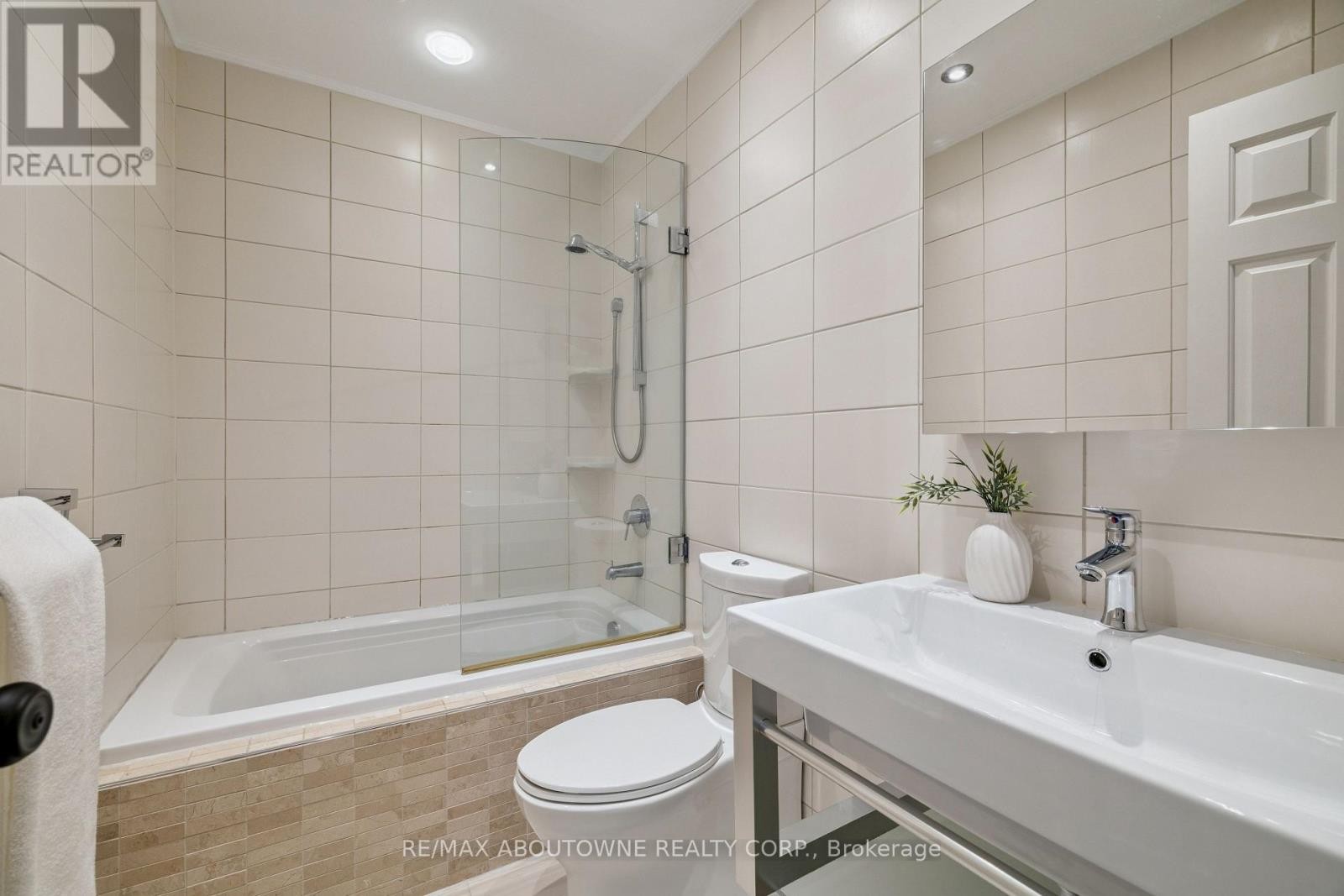 












1424 THE LINKS DRIVE

,
Oakville (GA Glen Abbey),




Ontario
L6M2N9

