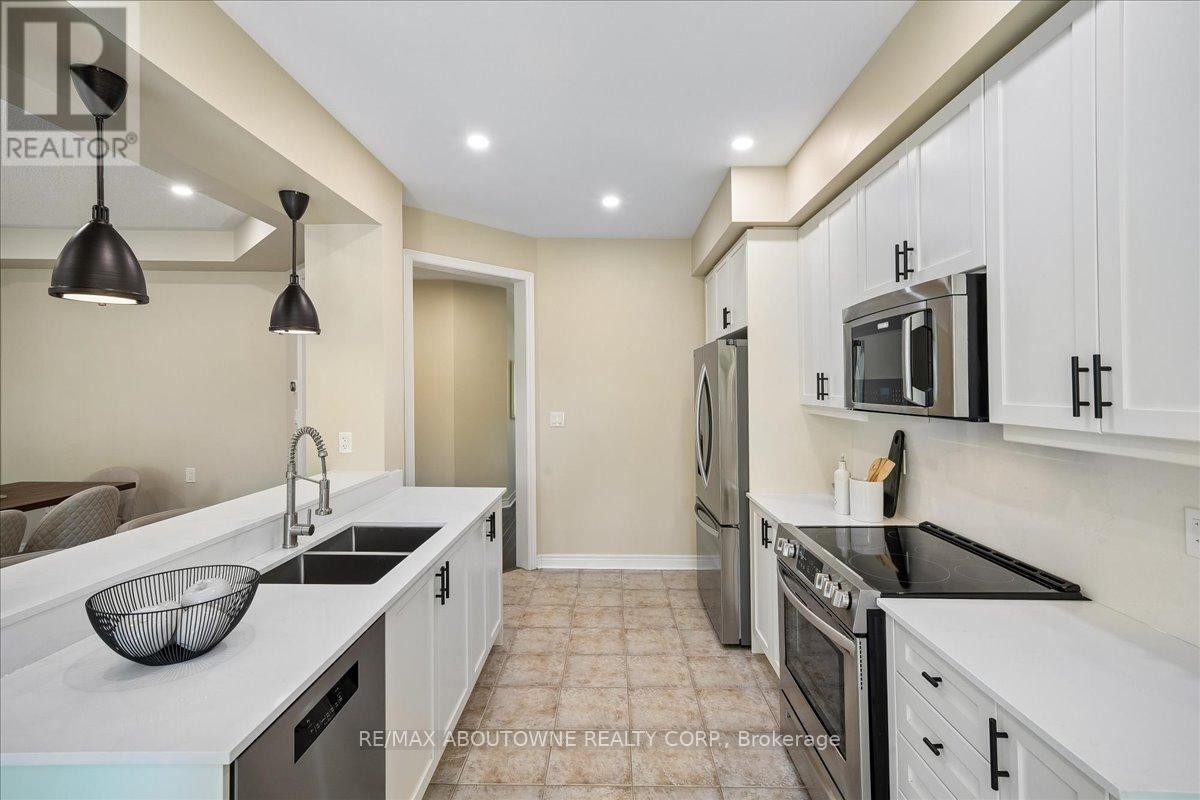 












2020 COLONEL WILLIAM PARKWAY

,
Oakville (BC Bronte Creek),




Ontario
L6M0L9

