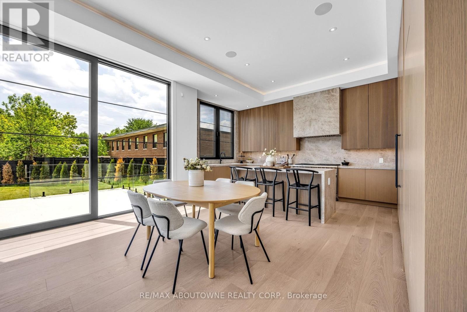 












152 THIRD LINE

,
Oakville (BR Bronte),




Ontario
L6L3Z8

