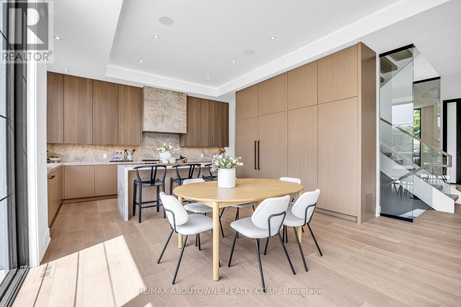 












152 THIRD LINE

,
Oakville (BR Bronte),




Ontario
L6L3Z8

