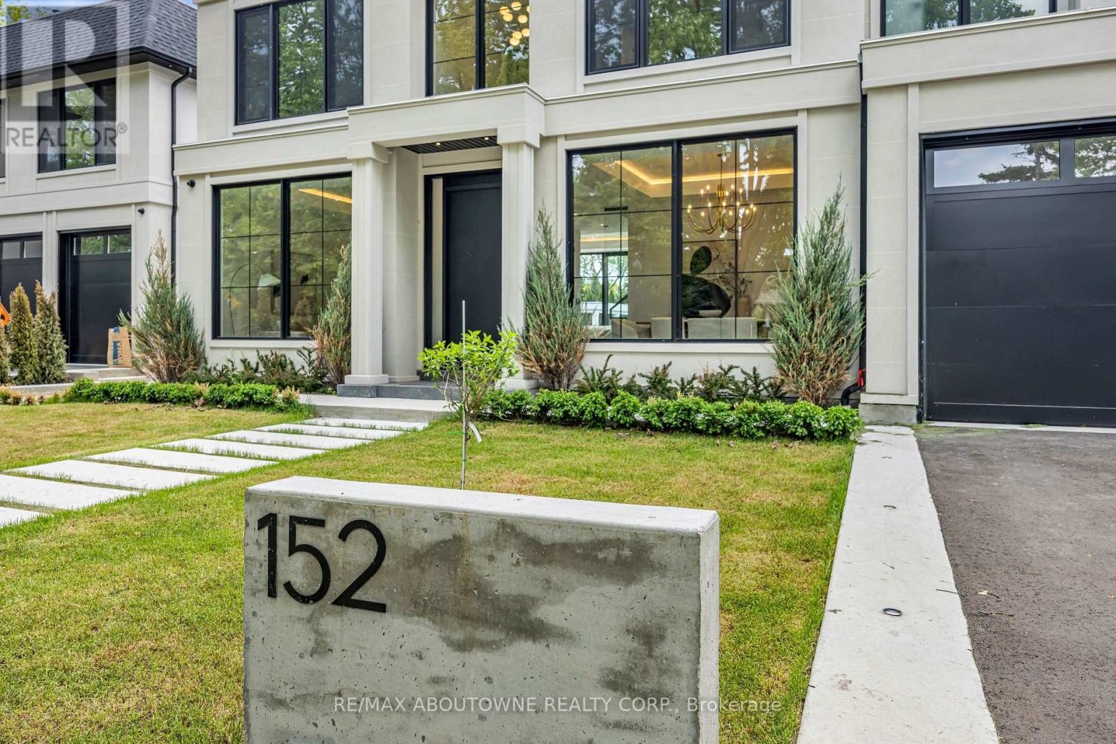 












152 THIRD LINE

,
Oakville (BR Bronte),




Ontario
L6L3Z8

