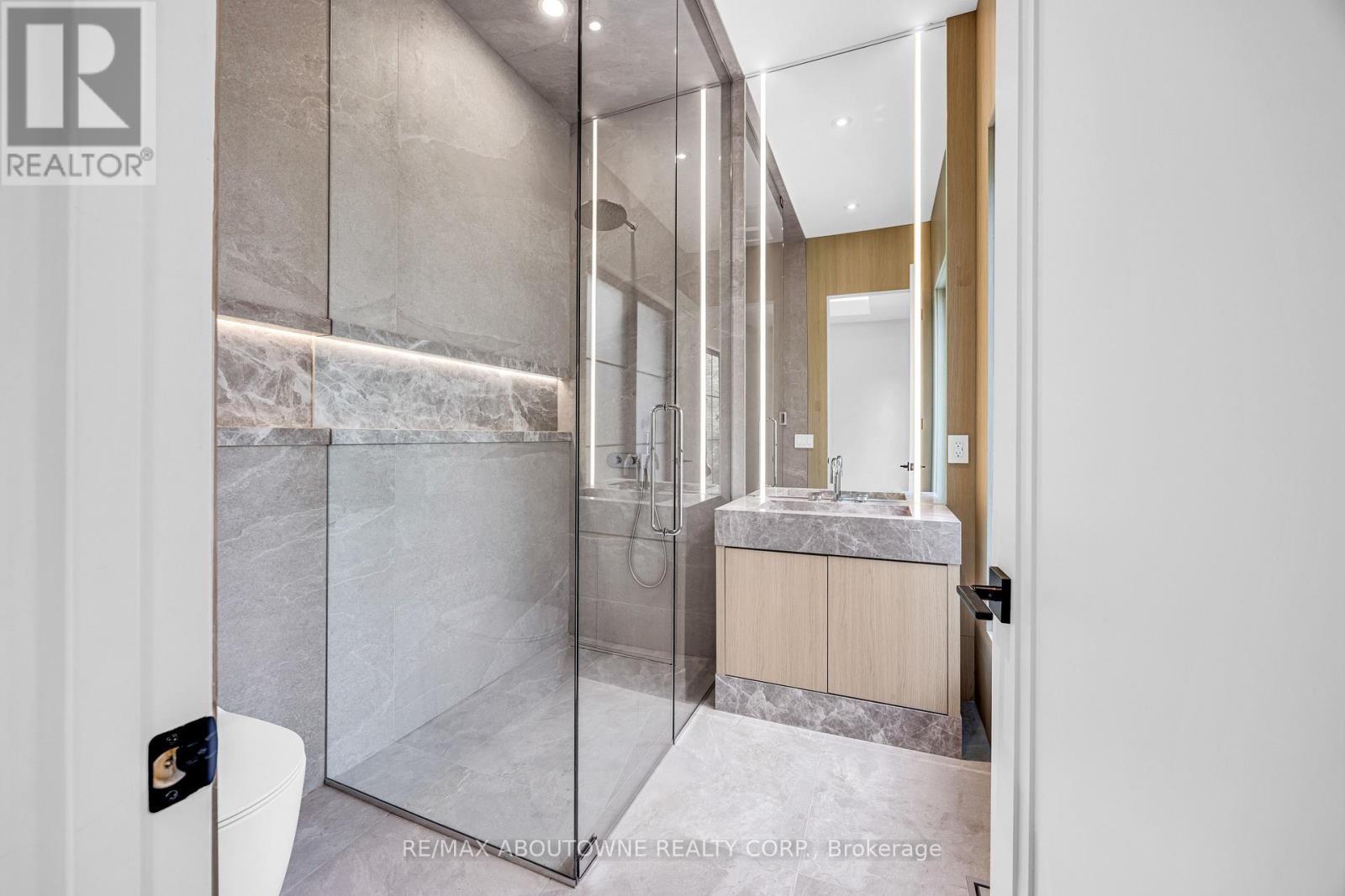 












152 THIRD LINE

,
Oakville (BR Bronte),




Ontario
L6L3Z8

