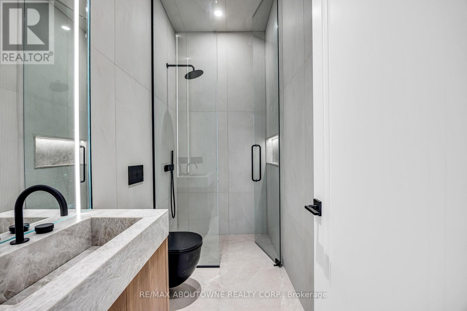 












152 THIRD LINE

,
Oakville (BR Bronte),




Ontario
L6L3Z8

