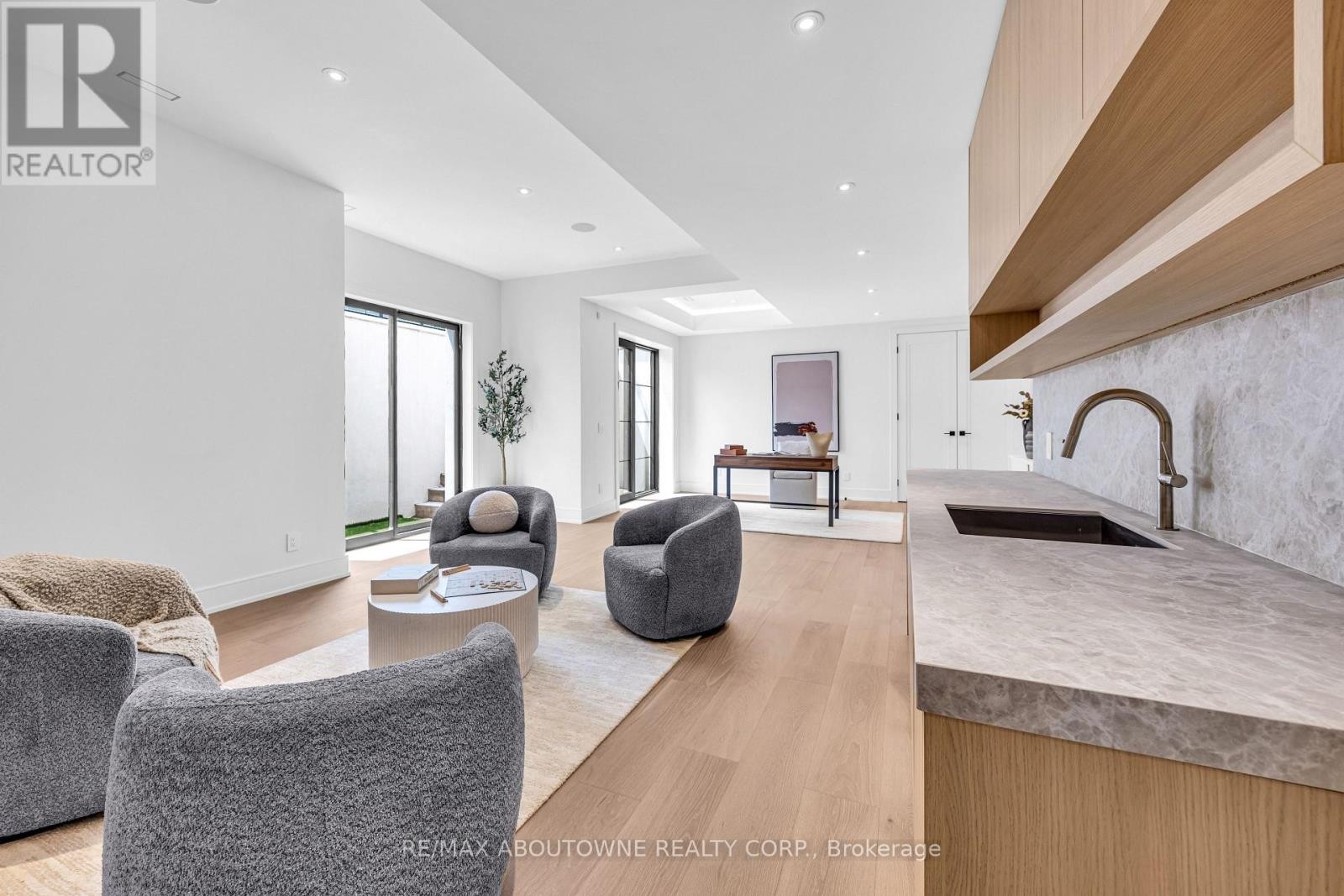 












152 THIRD LINE

,
Oakville (BR Bronte),




Ontario
L6L3Z8


