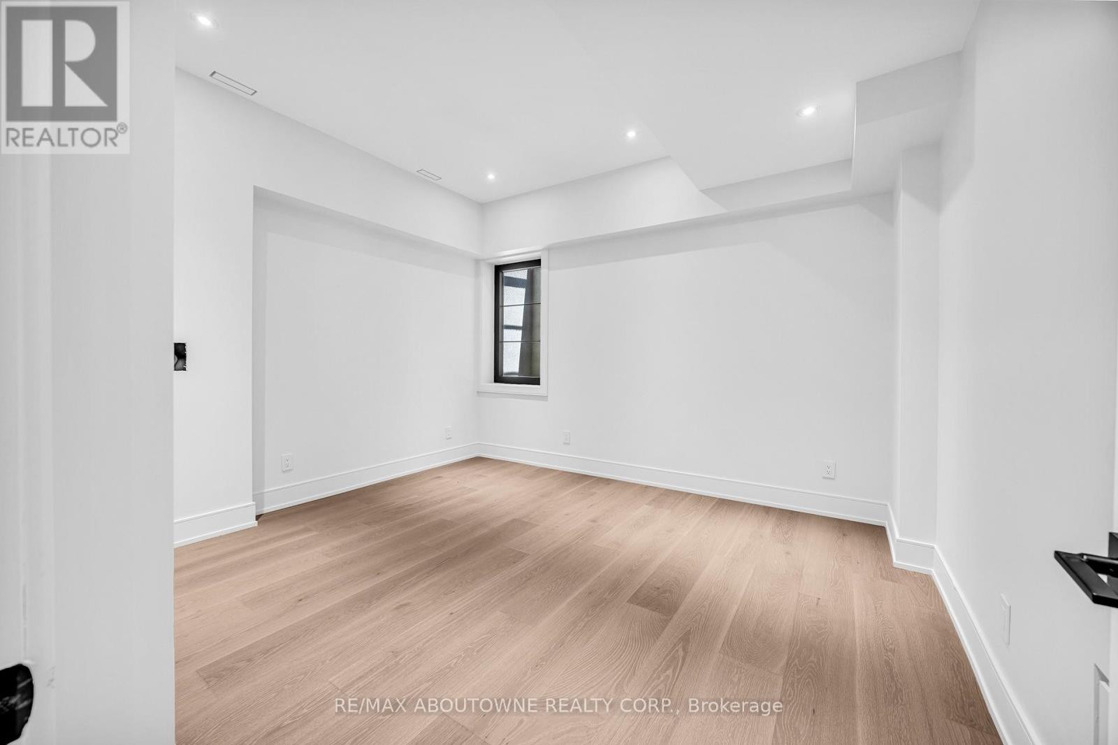 












152 THIRD LINE

,
Oakville (BR Bronte),




Ontario
L6L3Z8

