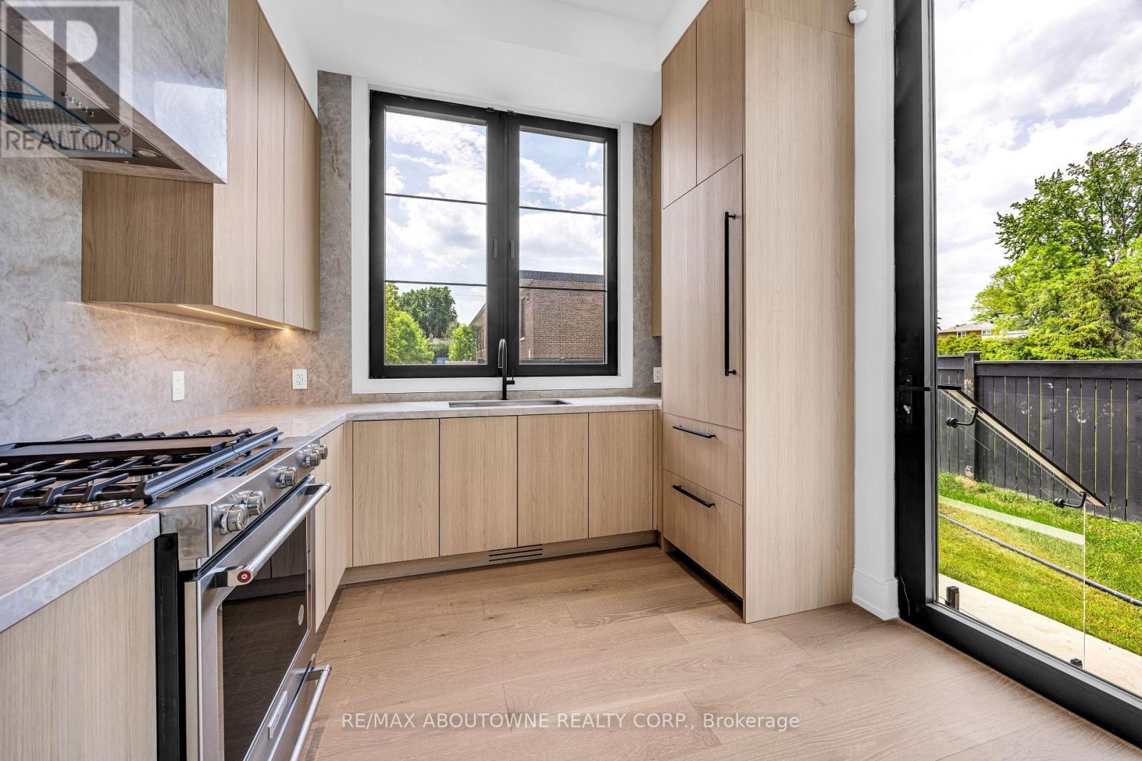 












152 THIRD LINE

,
Oakville (BR Bronte),




Ontario
L6L3Z8


