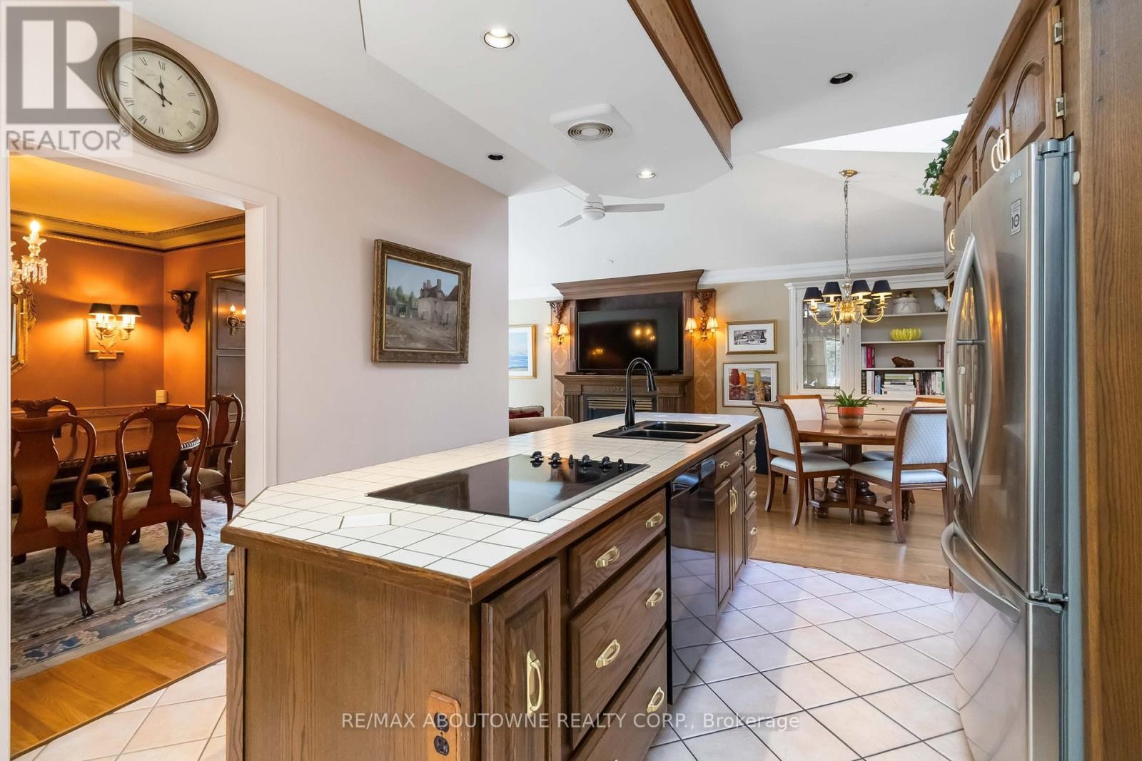 












150 CAIRNCROFT ROAD

,
Oakville (MO Morrison),




Ontario
L6J4L9

