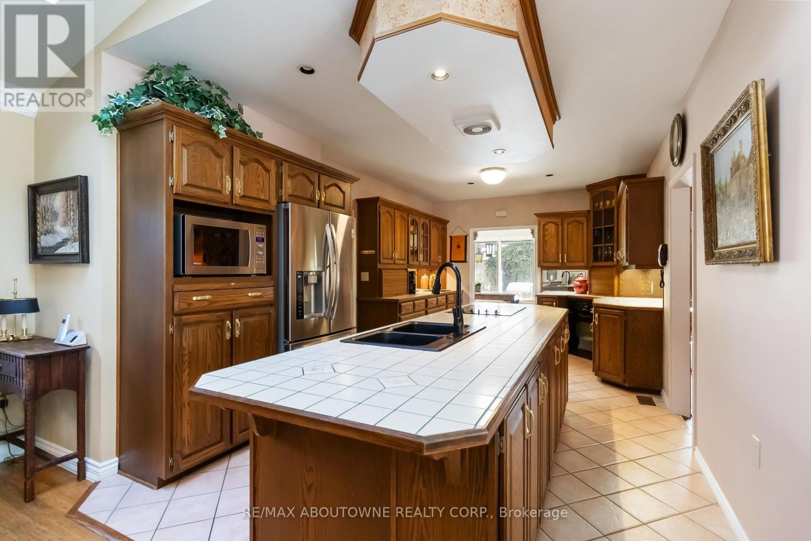 












150 CAIRNCROFT ROAD

,
Oakville (MO Morrison),




Ontario
L6J4L9

