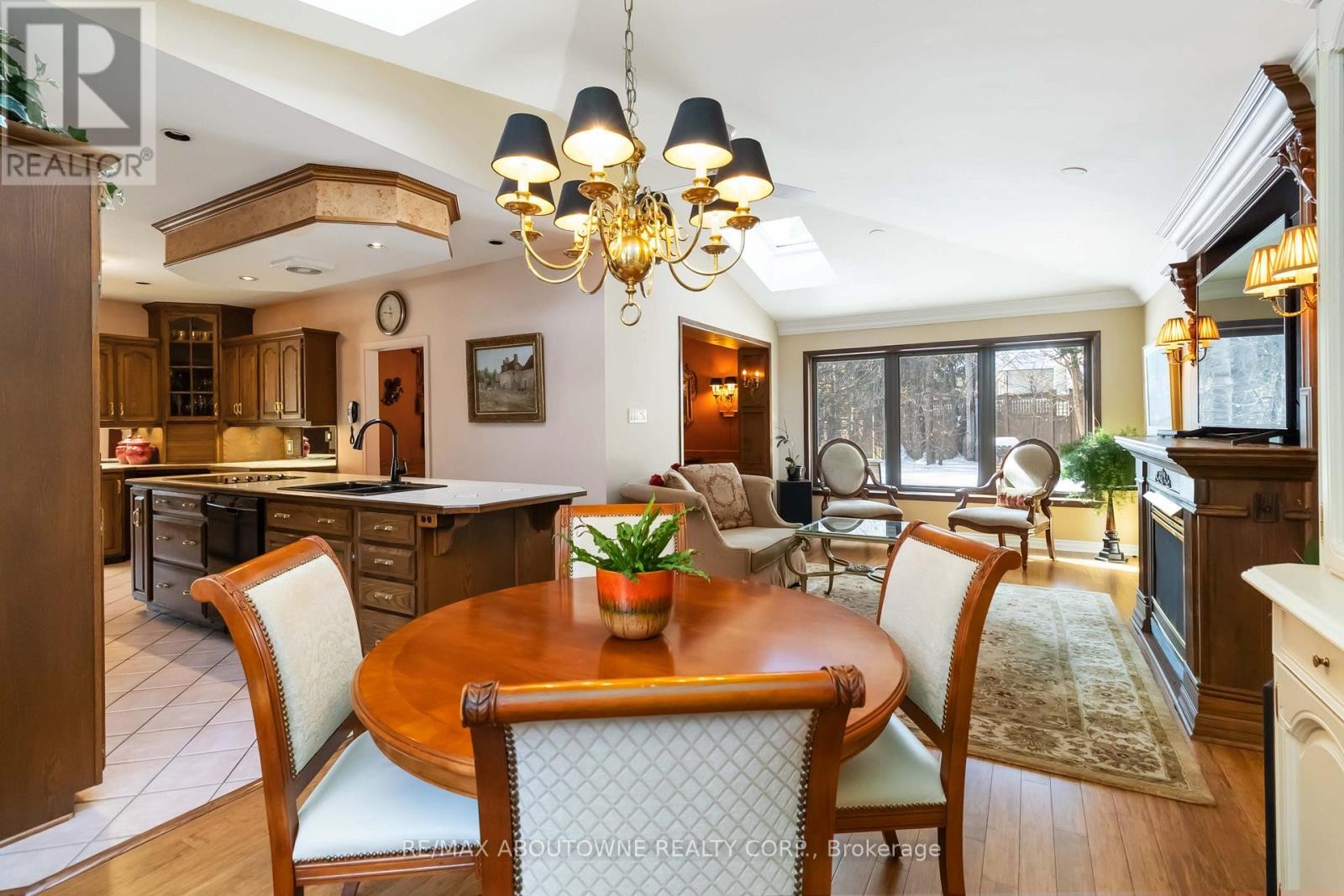 












150 CAIRNCROFT ROAD

,
Oakville (MO Morrison),




Ontario
L6J4L9

