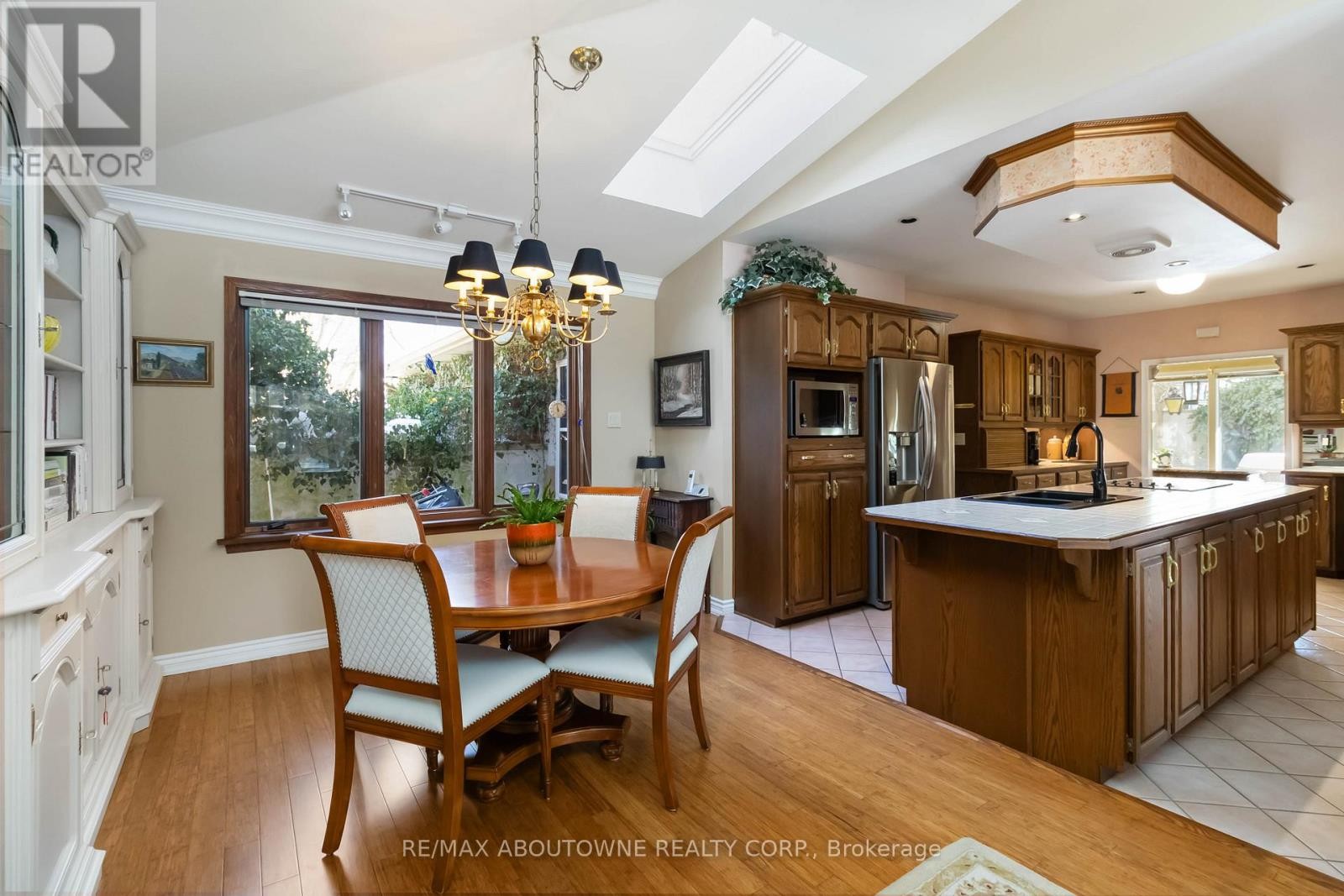 












150 CAIRNCROFT ROAD

,
Oakville (MO Morrison),




Ontario
L6J4L9

