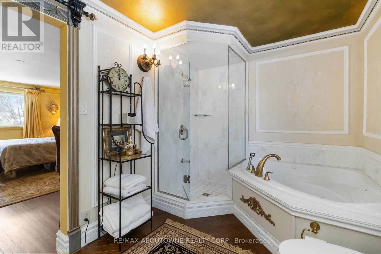 












150 CAIRNCROFT ROAD

,
Oakville (MO Morrison),




Ontario
L6J4L9


