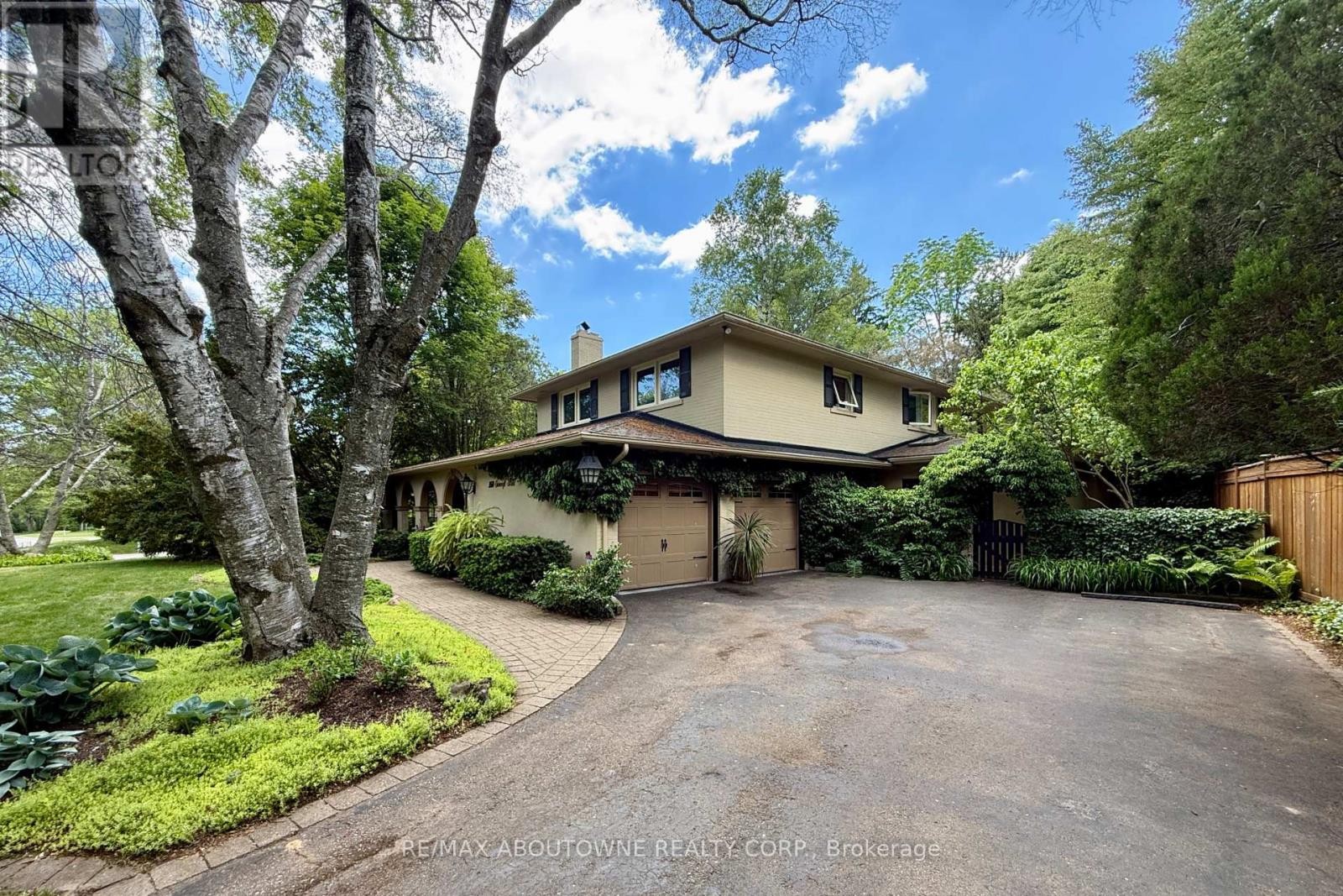 












150 CAIRNCROFT ROAD

,
Oakville (MO Morrison),




Ontario
L6J4L9


