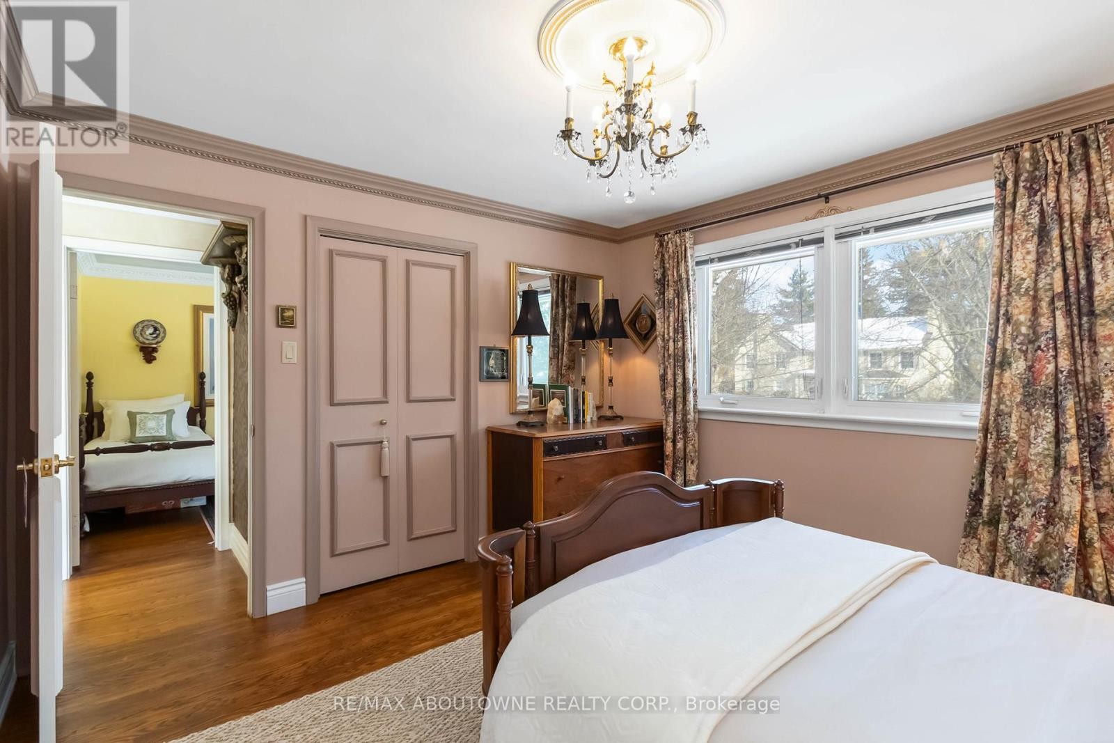 












150 CAIRNCROFT ROAD

,
Oakville (MO Morrison),




Ontario
L6J4L9

