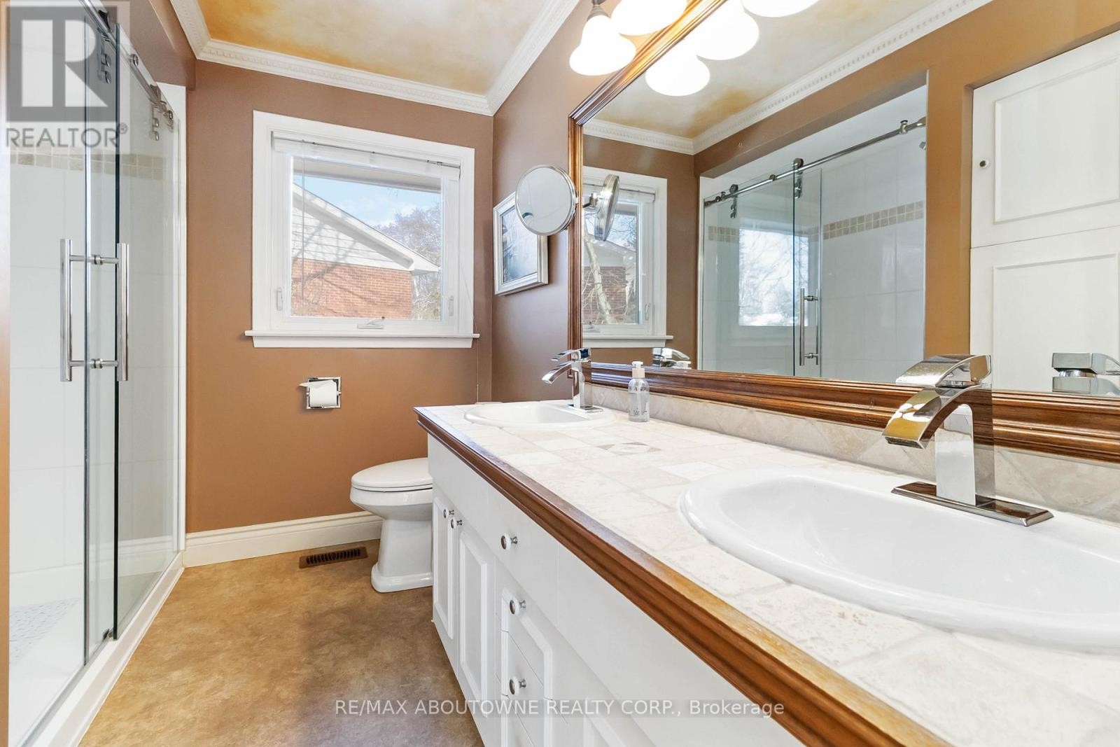












150 CAIRNCROFT ROAD

,
Oakville (MO Morrison),




Ontario
L6J4L9


