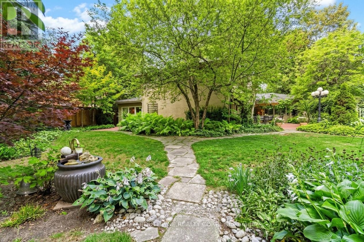 












150 CAIRNCROFT ROAD

,
Oakville (MO Morrison),




Ontario
L6J4L9

