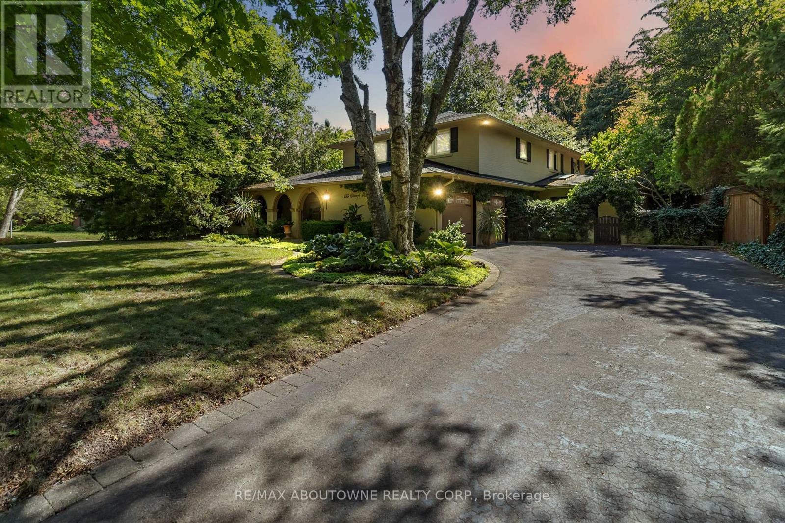 












150 CAIRNCROFT ROAD

,
Oakville (MO Morrison),




Ontario
L6J4L9

