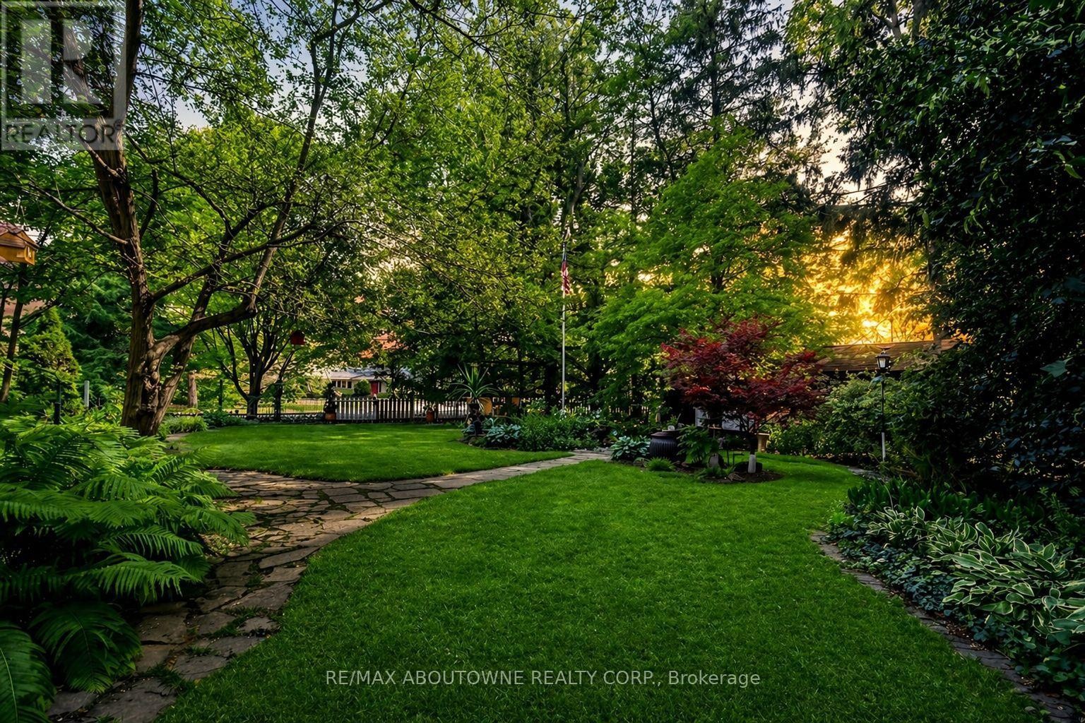 












150 CAIRNCROFT ROAD

,
Oakville (MO Morrison),




Ontario
L6J4L9

