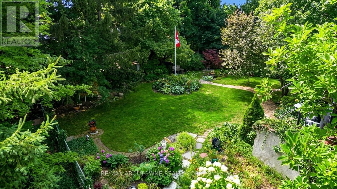 












150 CAIRNCROFT ROAD

,
Oakville (MO Morrison),




Ontario
L6J4L9

