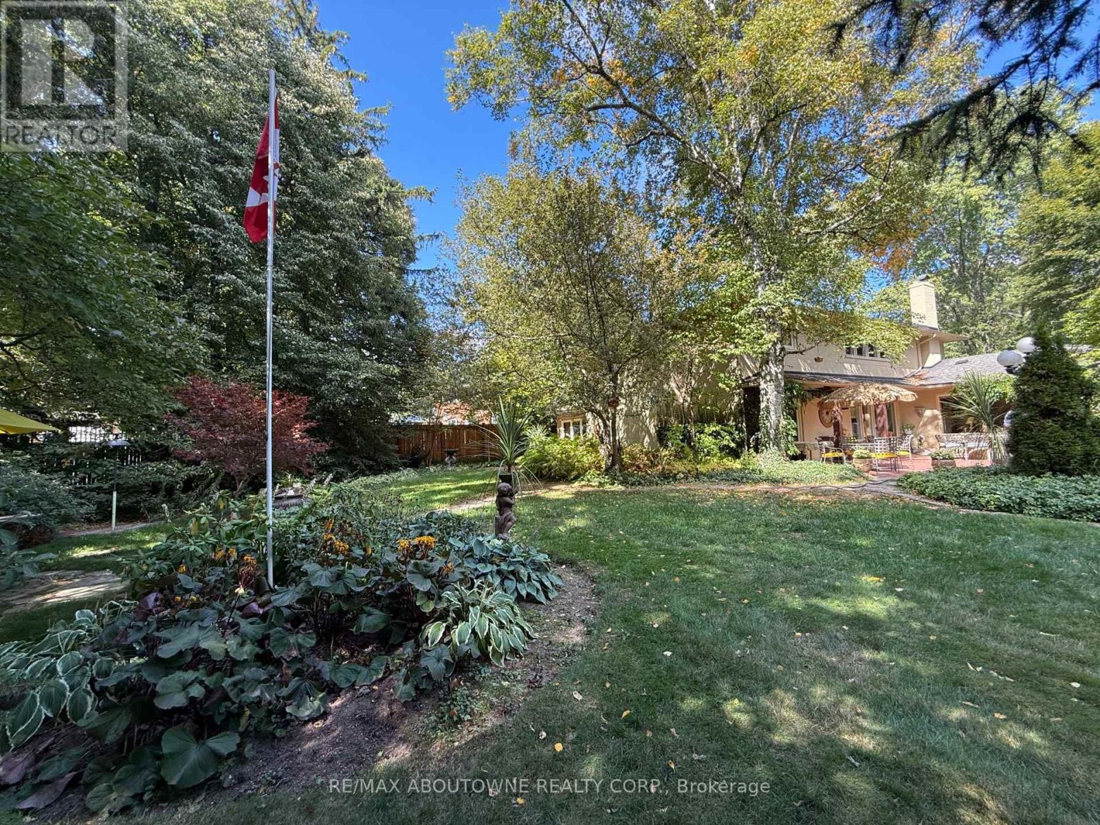 












150 CAIRNCROFT ROAD

,
Oakville (MO Morrison),




Ontario
L6J4L9


