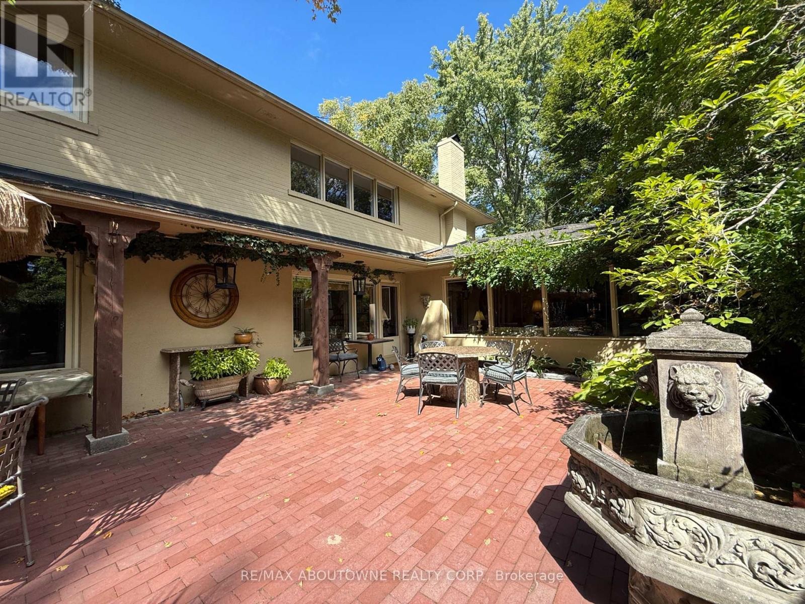 












150 CAIRNCROFT ROAD

,
Oakville (MO Morrison),




Ontario
L6J4L9


