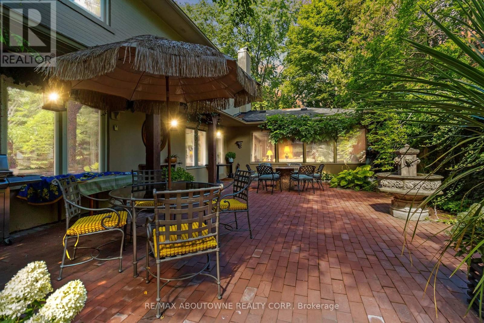 












150 CAIRNCROFT ROAD

,
Oakville (MO Morrison),




Ontario
L6J4L9

