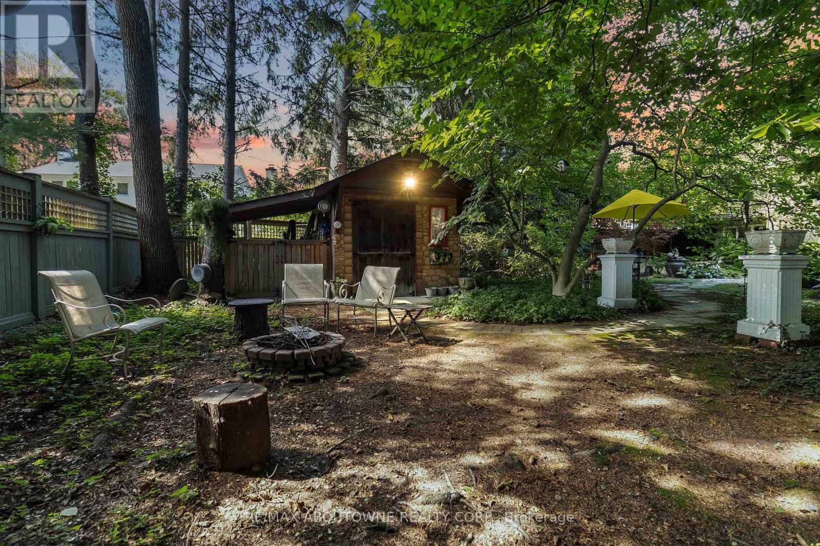 












150 CAIRNCROFT ROAD

,
Oakville (MO Morrison),




Ontario
L6J4L9

