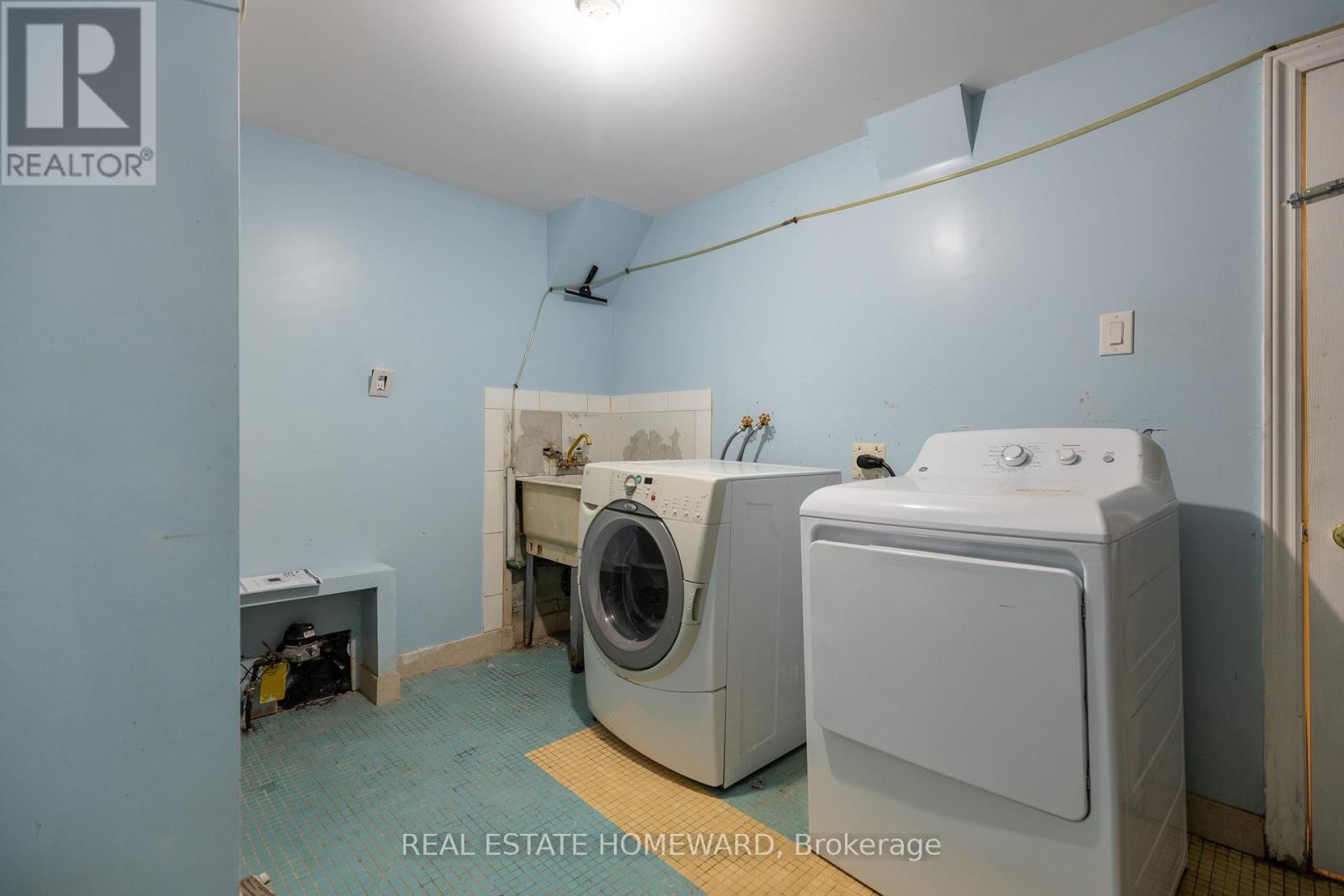 












85 LETCHWORTH CRESCENT

,
Toronto (Downsview-Roding-CFB),




Ontario
M3M1Z1

