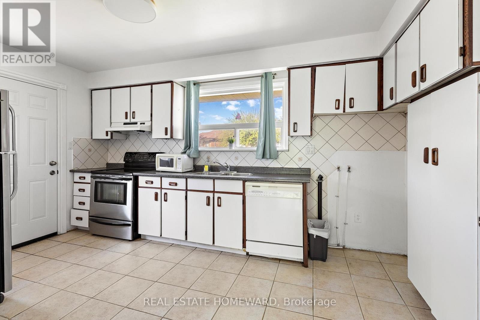 












85 LETCHWORTH CRESCENT

,
Toronto (Downsview-Roding-CFB),




Ontario
M3M1Z1


