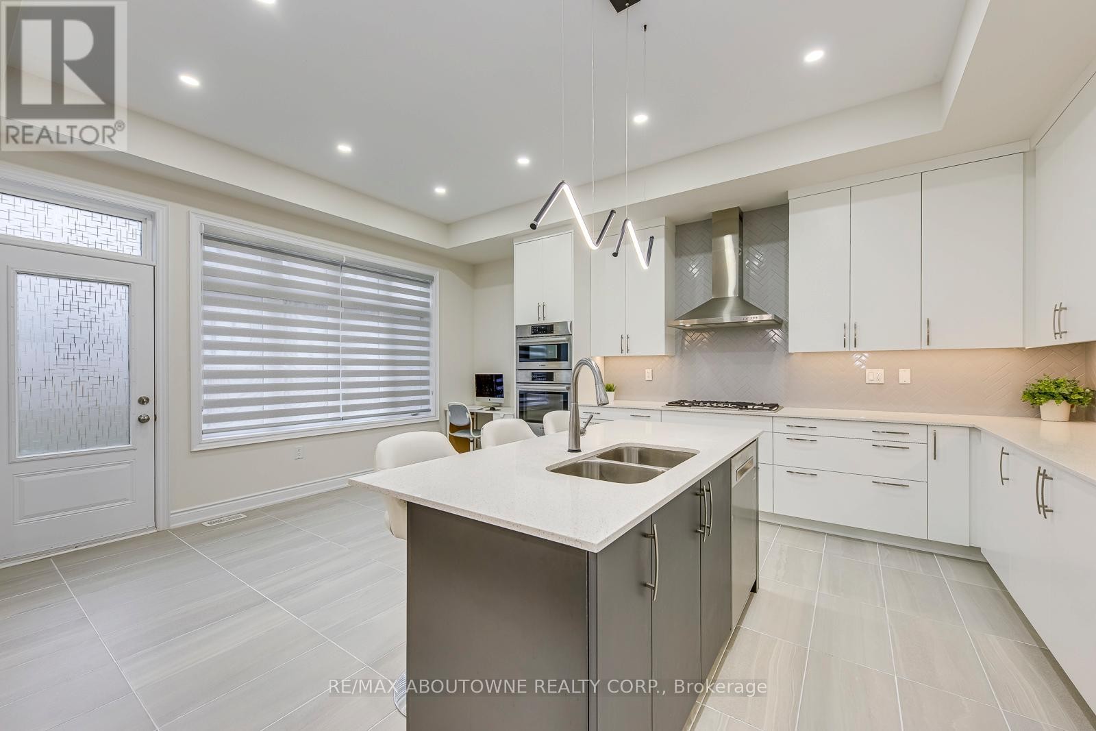 












2432 EDWARD LEAVER TRAIL

,
Oakville (GA Glen Abbey),




Ontario
L6M5M2

