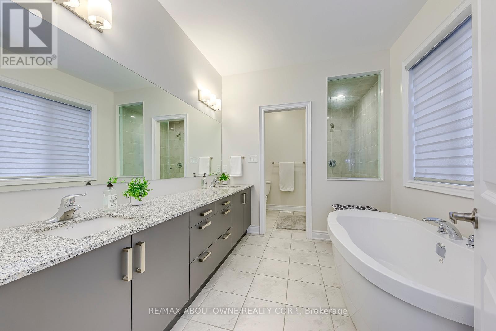 












2432 EDWARD LEAVER TRAIL

,
Oakville (GA Glen Abbey),




Ontario
L6M5M2

