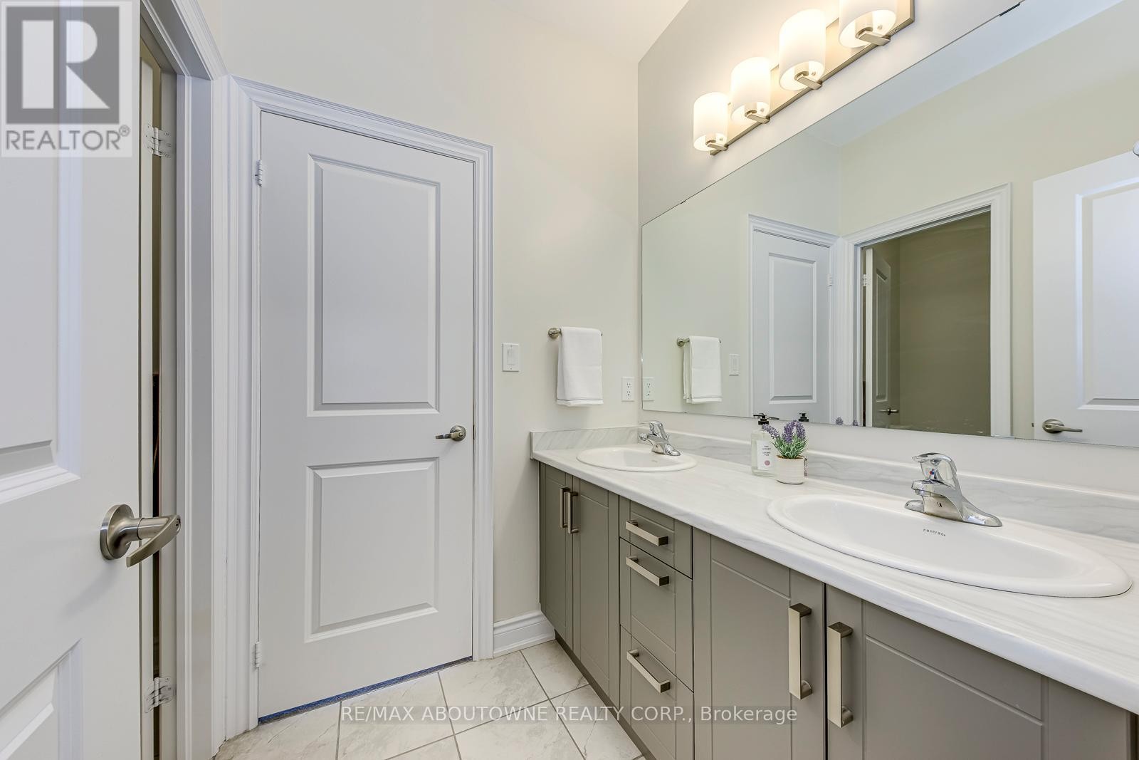 












2432 EDWARD LEAVER TRAIL

,
Oakville (GA Glen Abbey),




Ontario
L6M5M2


