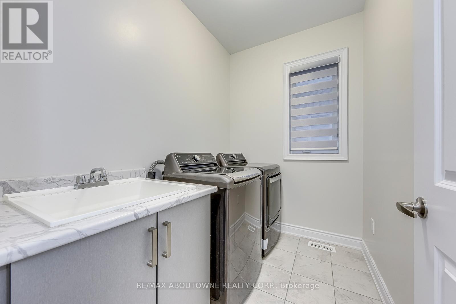 












2432 EDWARD LEAVER TRAIL

,
Oakville (GA Glen Abbey),




Ontario
L6M5M2

