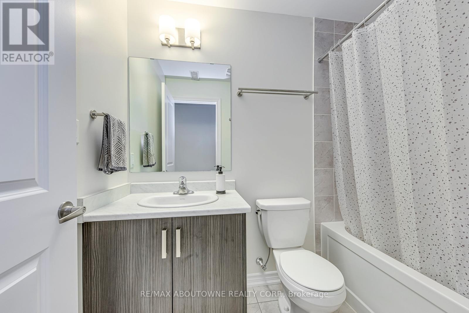 












2432 EDWARD LEAVER TRAIL

,
Oakville (GA Glen Abbey),




Ontario
L6M5M2

