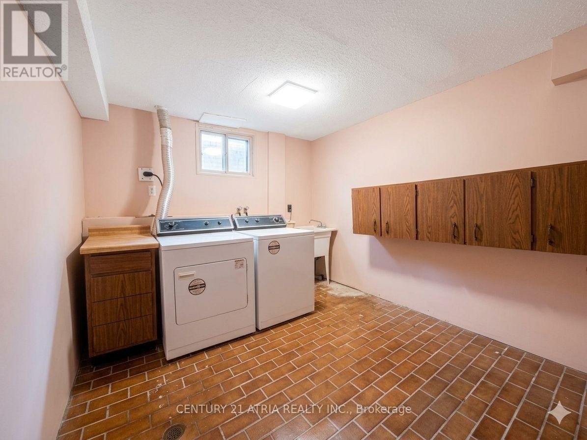 












3441 OAKGLADE CRESCENT

,
Mississauga (Erindale),




Ontario
L5C1X4

