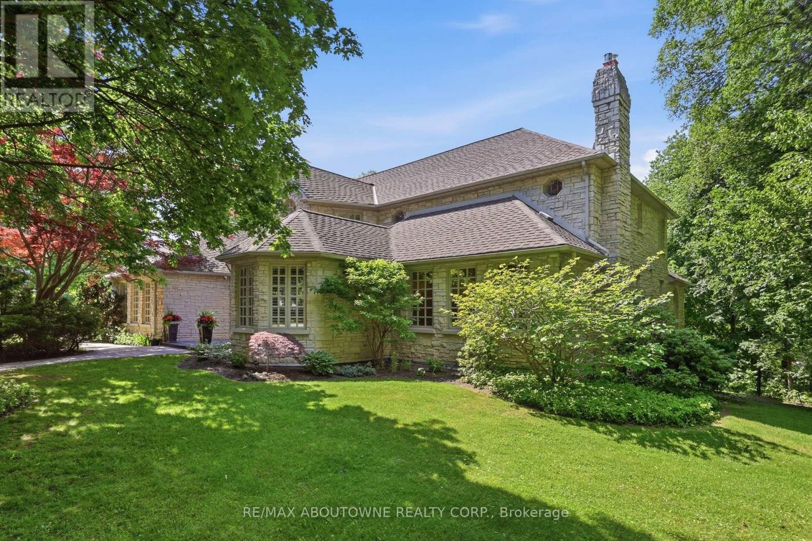 












437 CAIRNCROFT ROAD

,
Oakville (MO Morrison),




Ontario
L6J4N1


