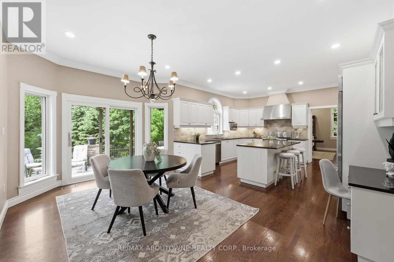 












437 CAIRNCROFT ROAD

,
Oakville (MO Morrison),




Ontario
L6J4N1

