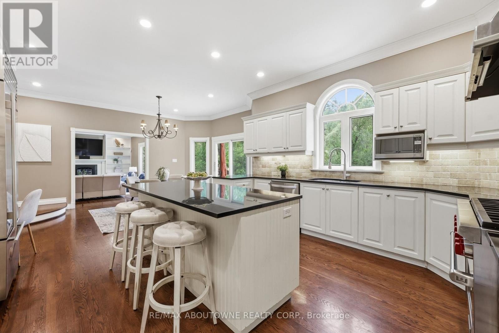 












437 CAIRNCROFT ROAD

,
Oakville (MO Morrison),




Ontario
L6J4N1

