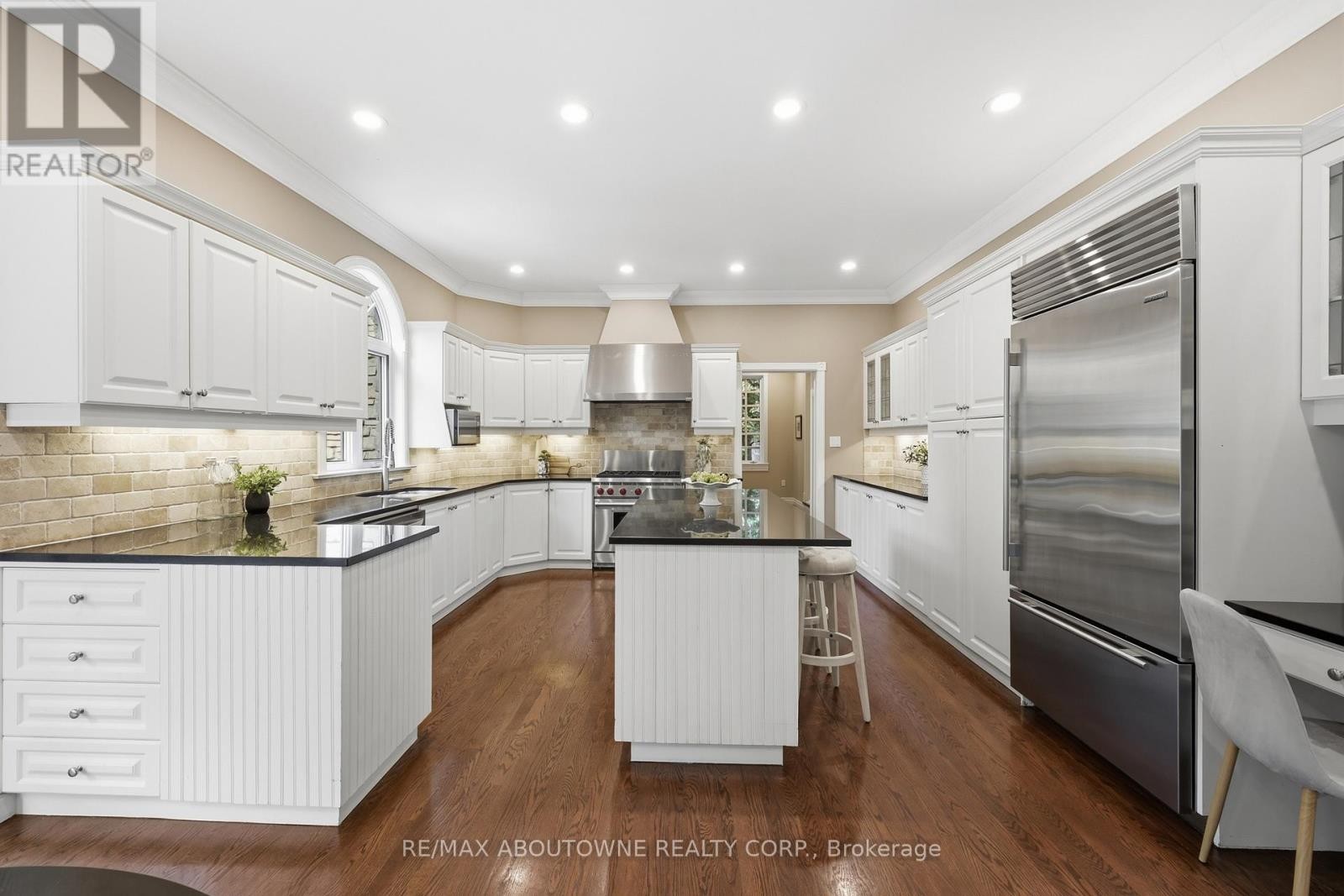 












437 CAIRNCROFT ROAD

,
Oakville (MO Morrison),




Ontario
L6J4N1

