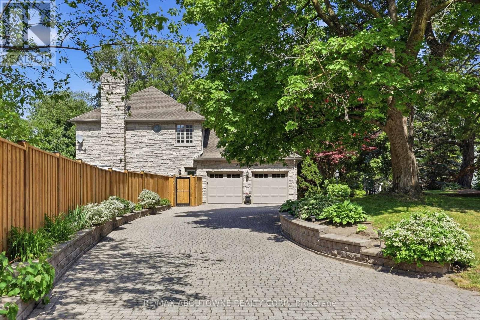 












437 CAIRNCROFT ROAD

,
Oakville (MO Morrison),




Ontario
L6J4N1


