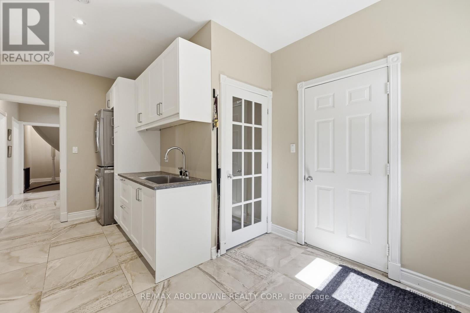 












437 CAIRNCROFT ROAD

,
Oakville (MO Morrison),




Ontario
L6J4N1

