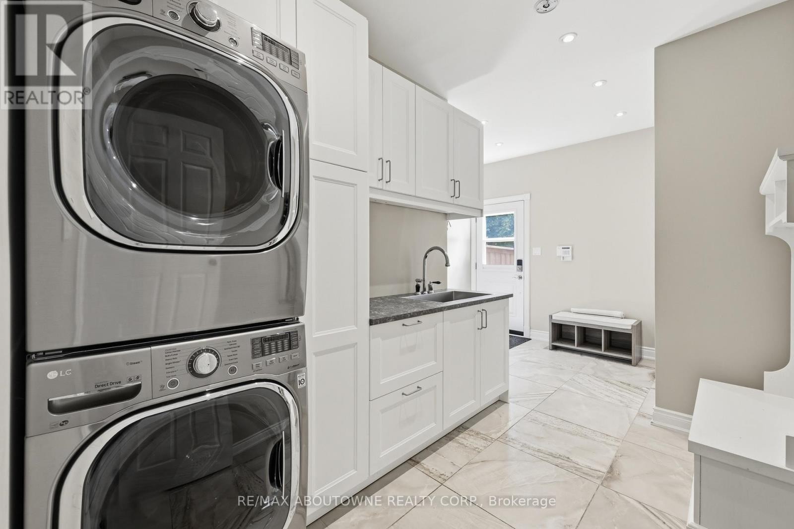 












437 CAIRNCROFT ROAD

,
Oakville (MO Morrison),




Ontario
L6J4N1

