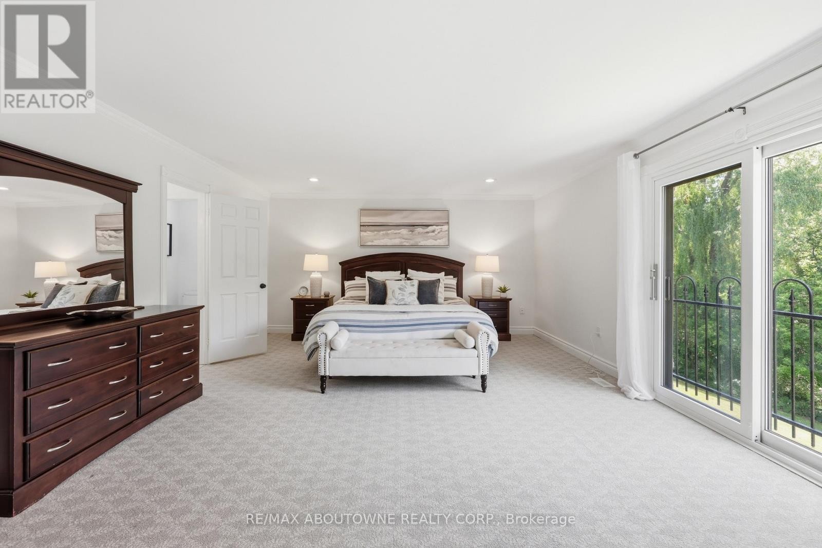 












437 CAIRNCROFT ROAD

,
Oakville (MO Morrison),




Ontario
L6J4N1

