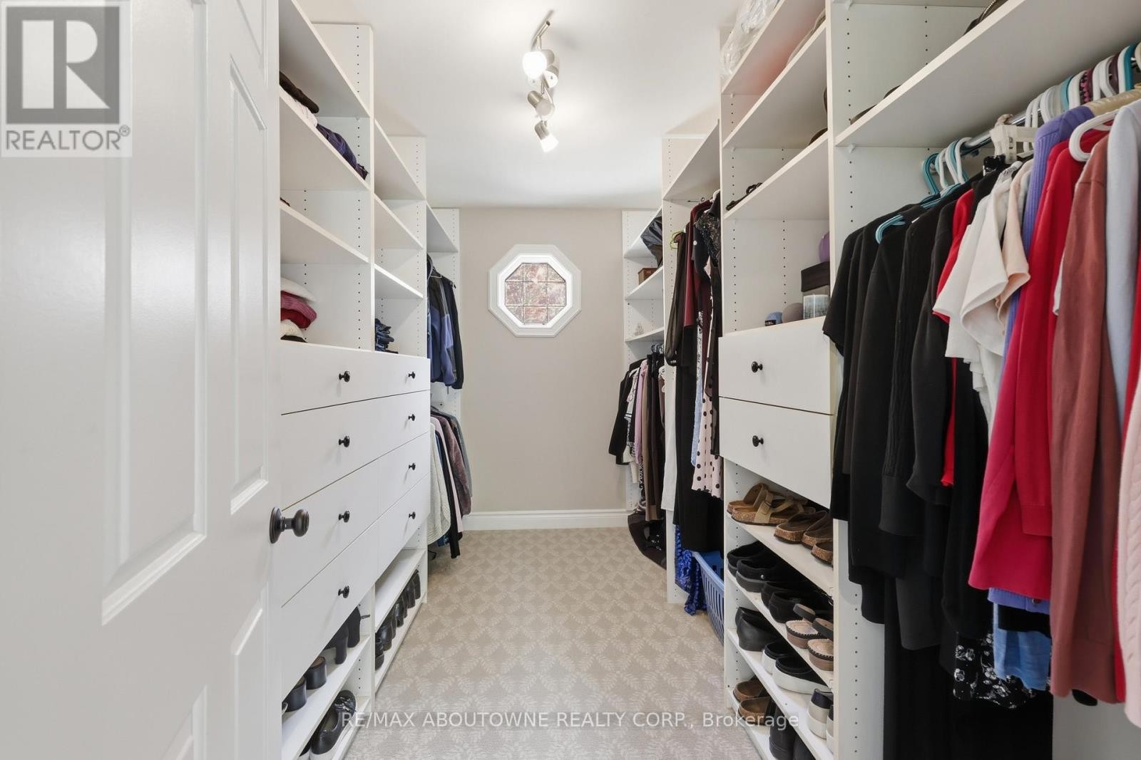 












437 CAIRNCROFT ROAD

,
Oakville (MO Morrison),




Ontario
L6J4N1

